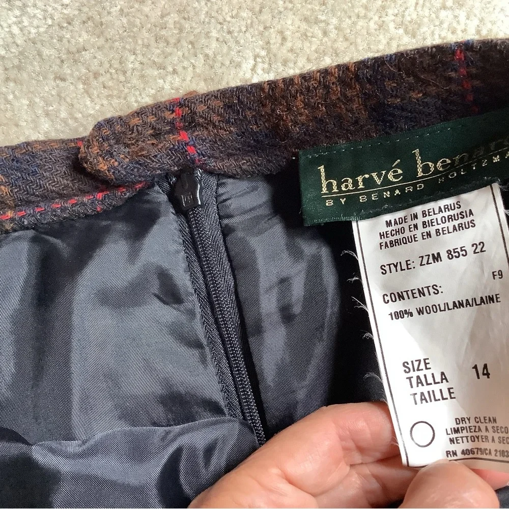100% wool vintage Harvé Benard lined wool long pencil skirt. Vintage Sz 14